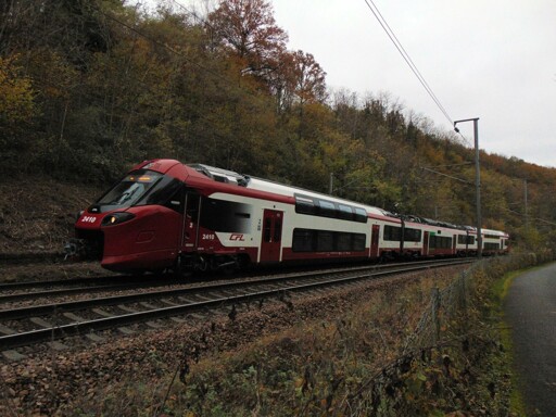 L'automotrice Coradia des CFL 2409 peu après avoir quitté Cruchten avec un train RB vers Luxembourg en novembre 2024 sur la ligne du nord (Luxembourg - Troisvierges).