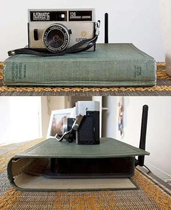 Photo d'une box TV ou wifi recouverte d'une couverture livre seule pour faire joli et cacher la box.

Avantage : c'est jolie
Inconvénient : ça bouche l'aération et donc chauffe les composants de la box.